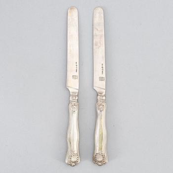 Gustaf Möllenborg, fruktknivar, 12 st, silver, Stockholm 1848, med Sandströmers vapen.