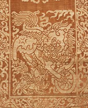 TEXTILIER, fyra stycken, bl.a. siden. Qing dynastin.