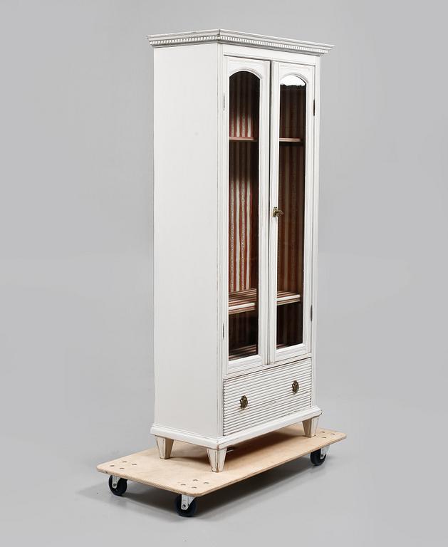 VITRINSKÅP, delvis 1900-talets första hälft.
