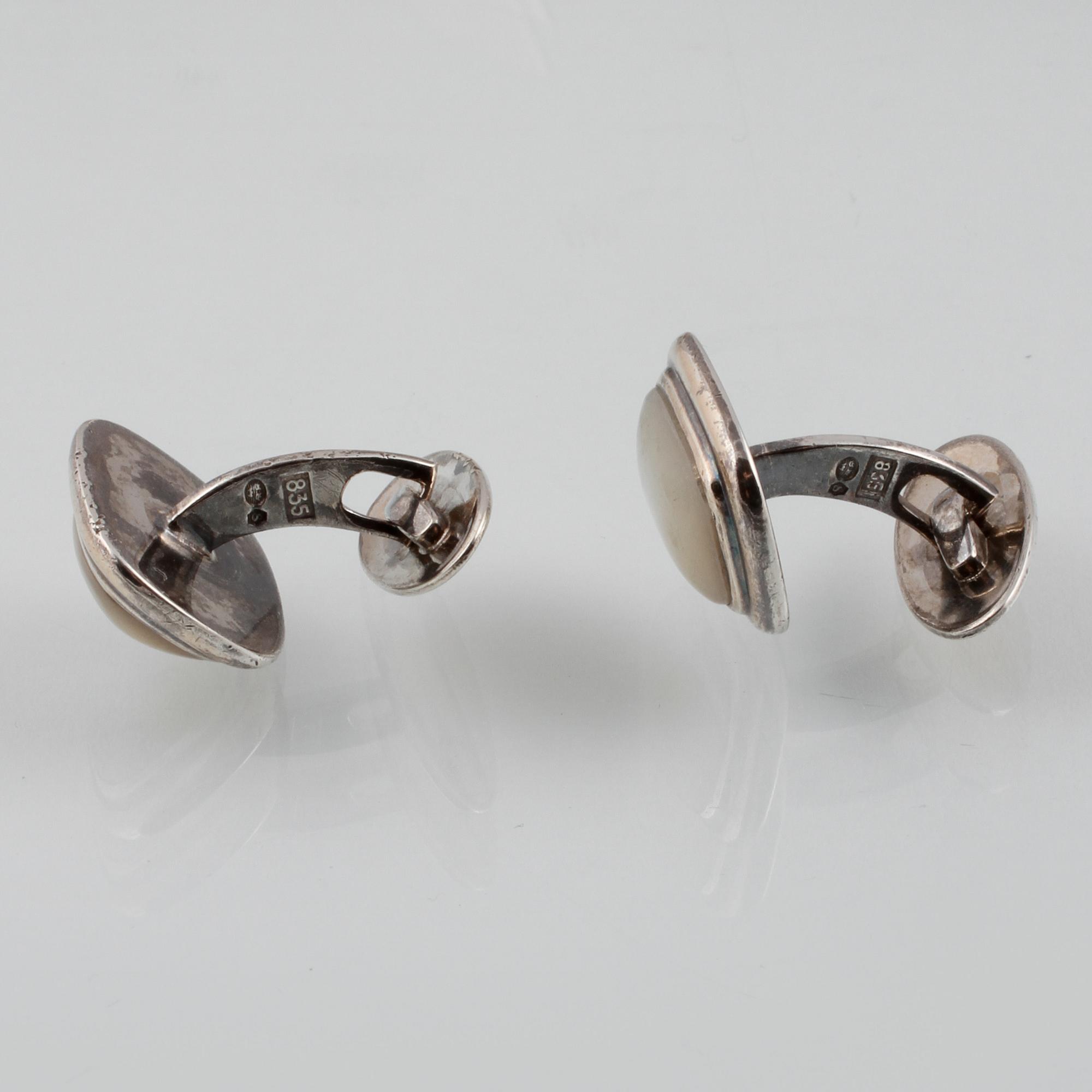 MANCHETTKNAPPAR, 3 par, silver samt pärlemor, ett par från Gustav Dahlgren & Co, Malmö. Total vikt 35,9 gram.