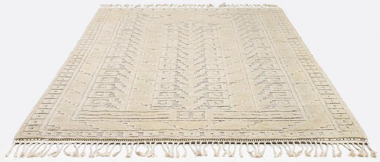 Märta Måås-Fjetterström, matta, "Vita spetsporten", reliefflossa, ca 270 x 164 cm, signerad AB MMF A.C.E. C 1962.