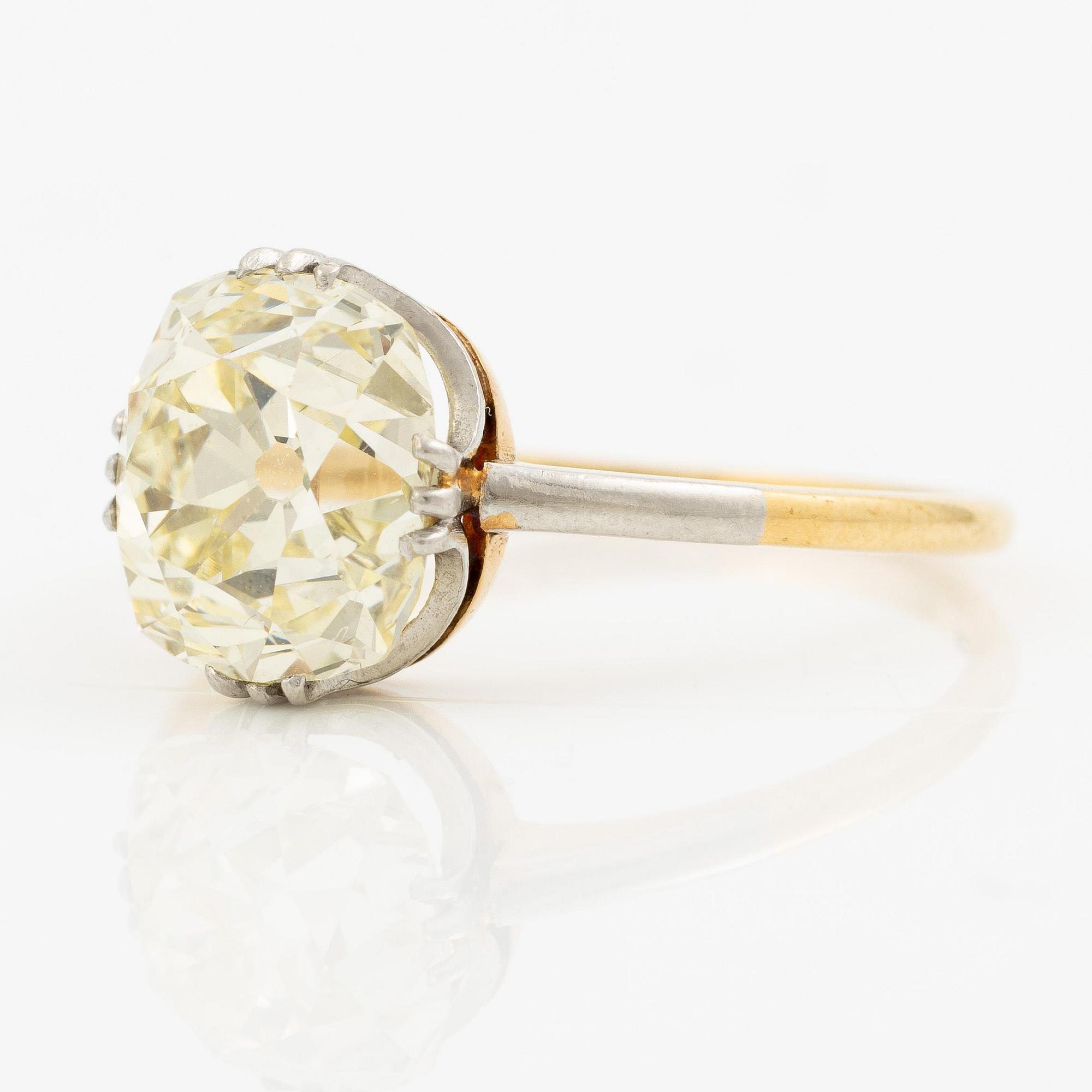 A ring 18K gold with a cushion-shaped old-cut diamond ca 4.30 ct, Carlman Stockholm 1904.