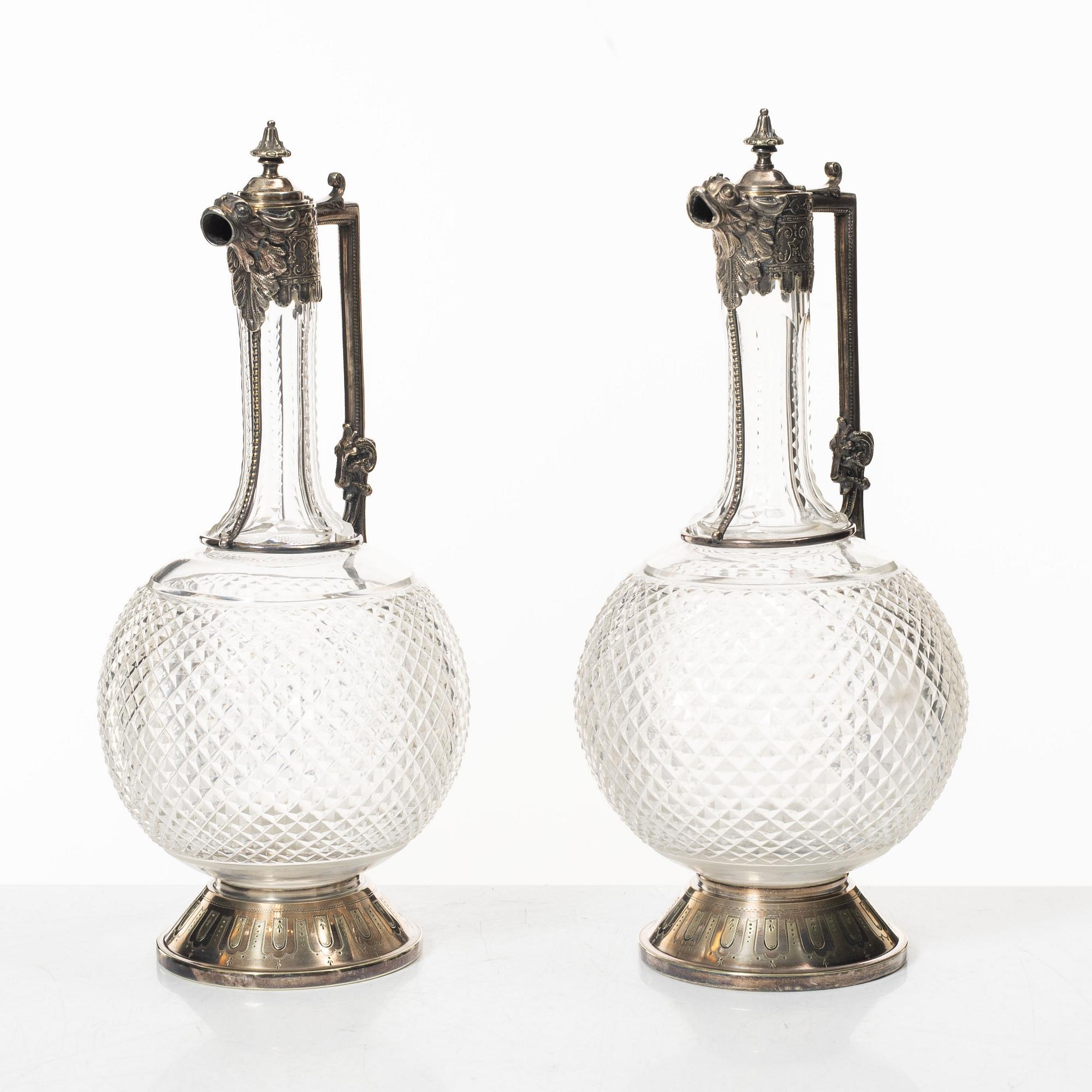 A pair of glass and silver plate decanters, first half of the 20th Century.