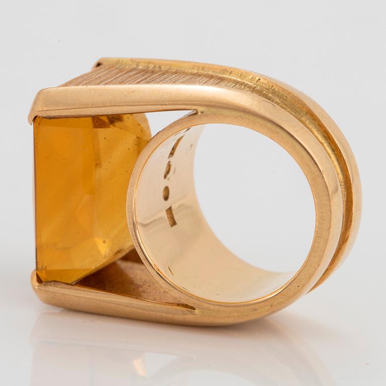 An 18K gold ring set with a faceted citrine.