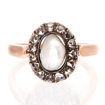 Ring 14K guld med 1 pärla ca 7 mm och rosenstenar.