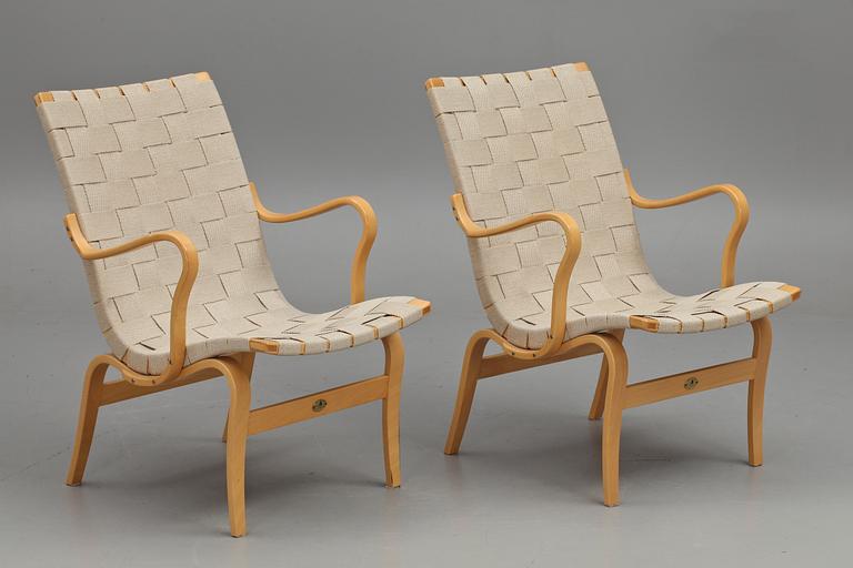 VILSTOLAR, ett par. "Eva", Bruno Mathsson, numrerad jubileumsutgåva 1994, brick- och stämpelmärkt.
