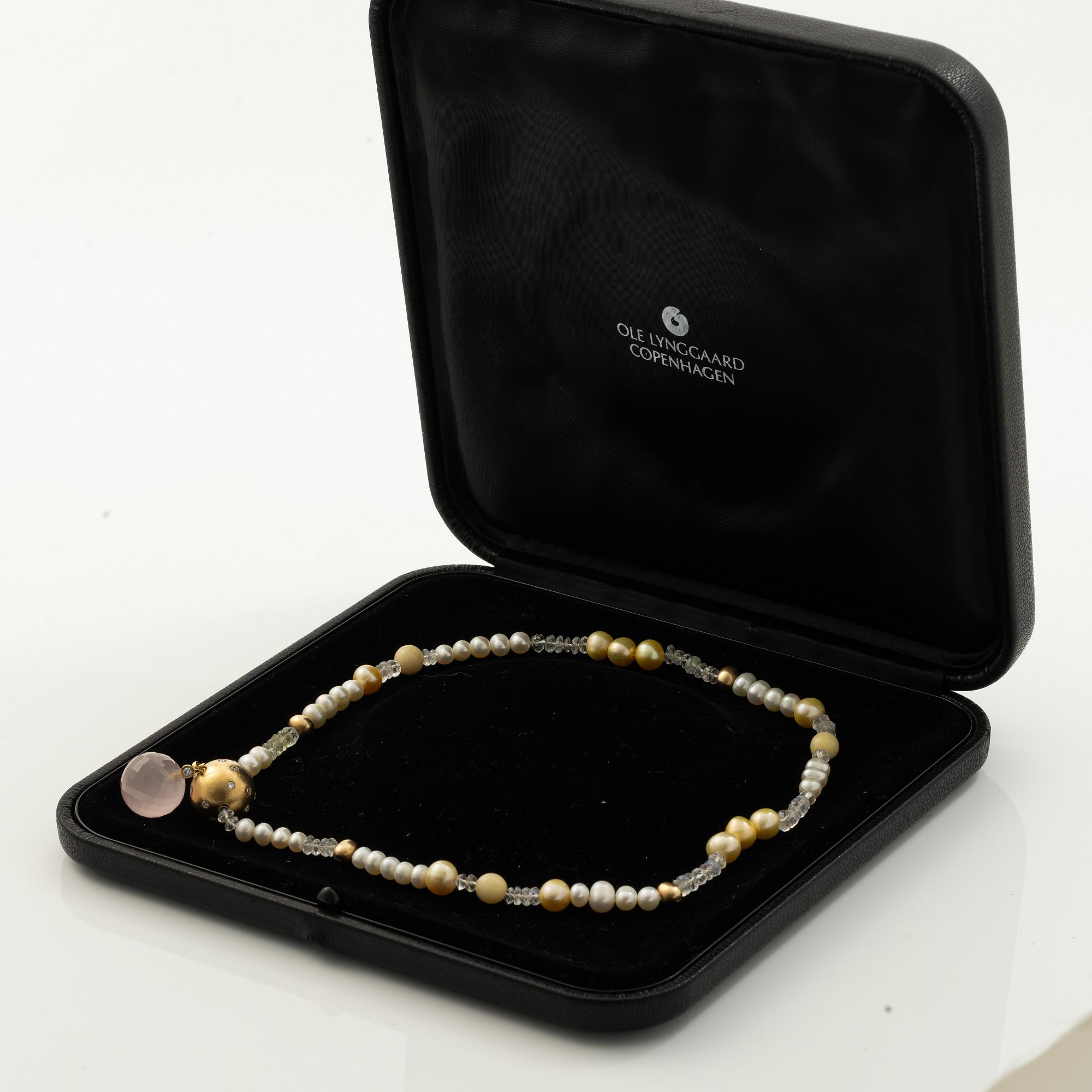Ole Lynggaard clasp with pendant in 18K gold set with round brilliant-cut diamonds and rose quartz.