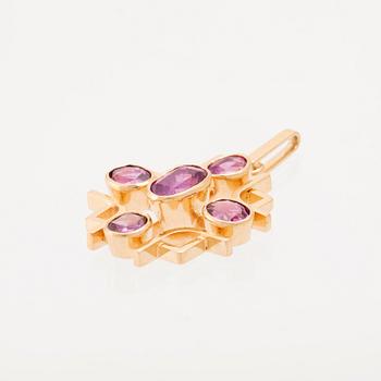 Pendant in 18K gold with oval faceted, likely synthetic, pink sapphires, Stockholm 1961.