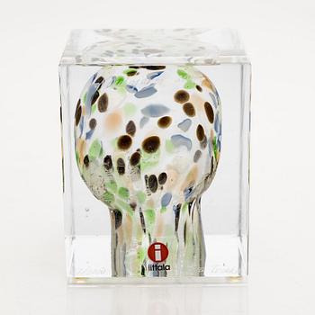 Oiva Toikka, an annual glass cube signed Oiva Toikka Nuutajärvi 2014, numbered 67/2000.