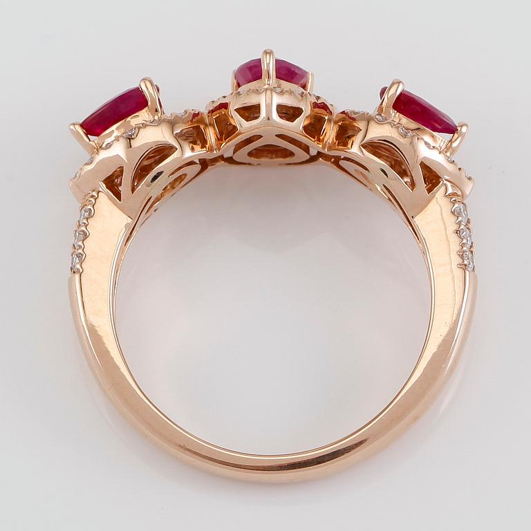 RING, 18K guld, diamanter tot ca 0.43 ct. och rubiner tot ca 0.92 ct.