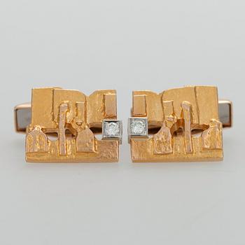Björn Weckström, A TIECLIP AND A PAIR OF CUFFLINKS, 14K gold with diamonds, "Crust of Ice", Lapponia 1989.