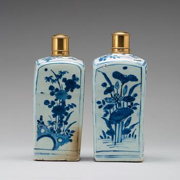 A pair of blue and white bottle flasks, Ming dynasty, Wanli (1572-1620).
