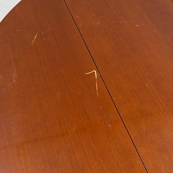 A mahogany veneer dining table, first half of the 20th Century.