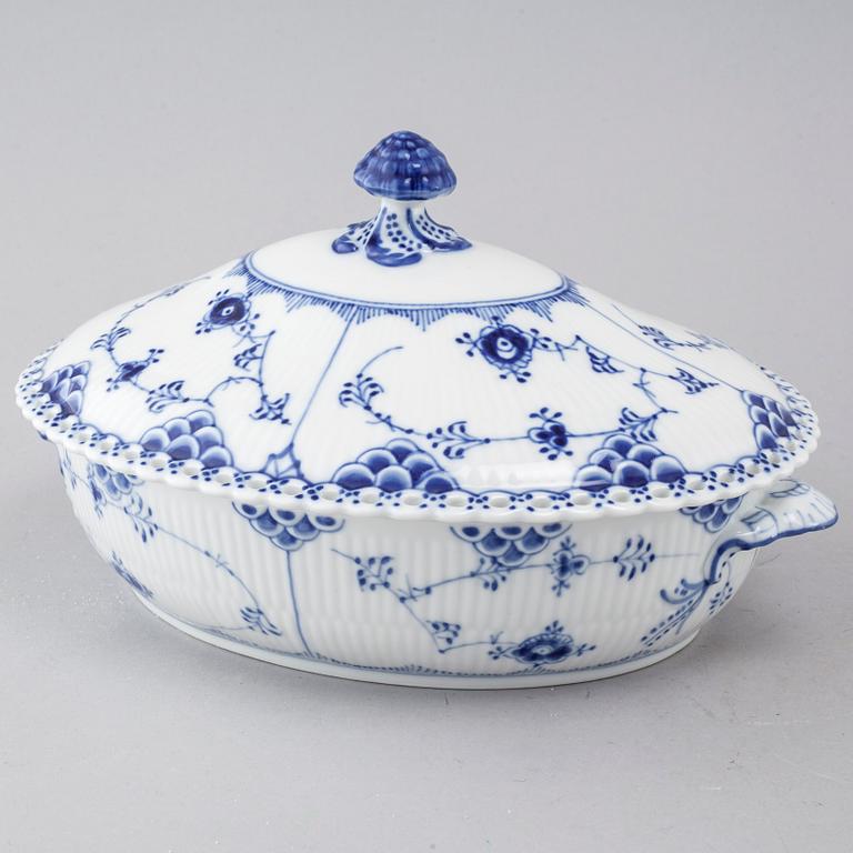 A porcelain tableware set of 69 pcs, "Musselmalet" by Royal Copenhagen, second half of the 20th century.