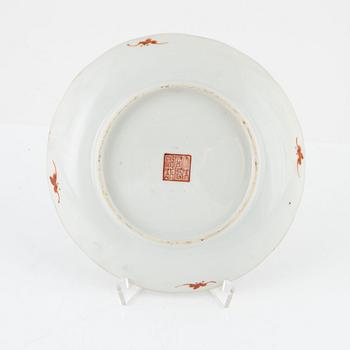 Fat, porslin. Sen Qingdynasti/tidigt 1900-tal.
