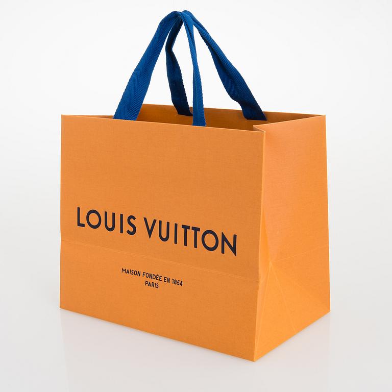 Louis Vuitton, "Grease" aurinkolasit sekä Chouchou hiuspampula.