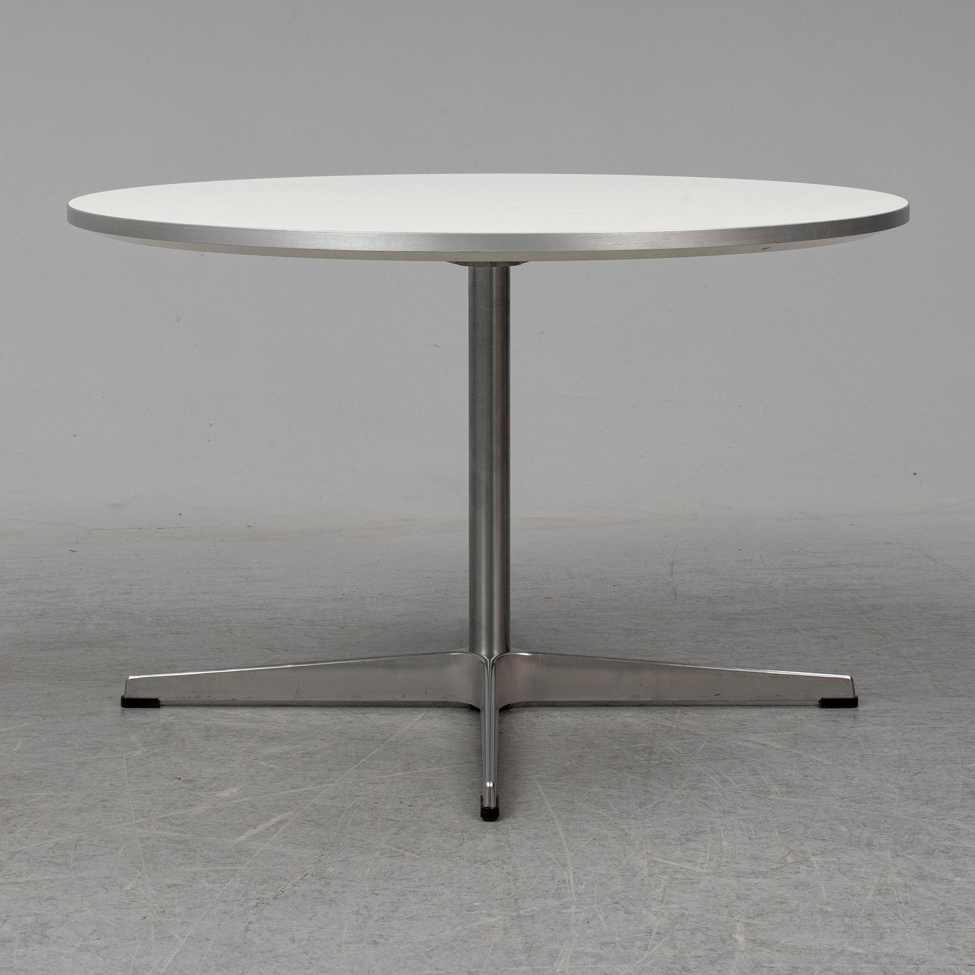 ARNE JACOBSEN, soffbord, för Fritz Hansen, 2000-tal.