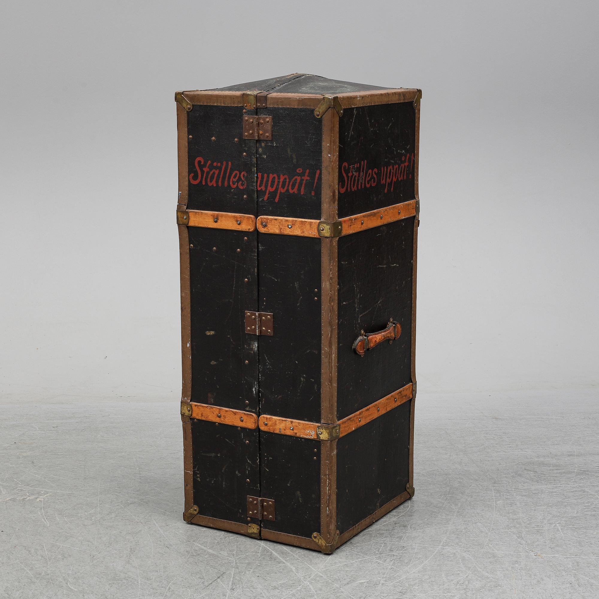 A trunk from the early 1900's.