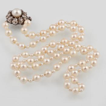 COLLIER, odlade pärlor med lås i 18K guld fasettslipade 9 diamanter från Atelier Ajour, Stockholm, 1964.