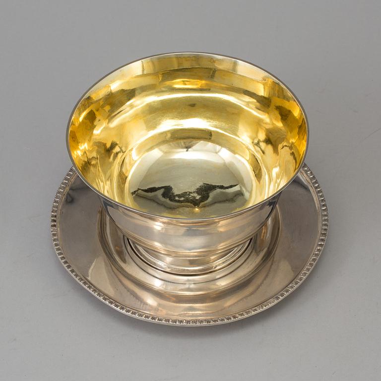 A silver saucepan and a plate, including Adolf Zethelius, Stockholm, 1827.