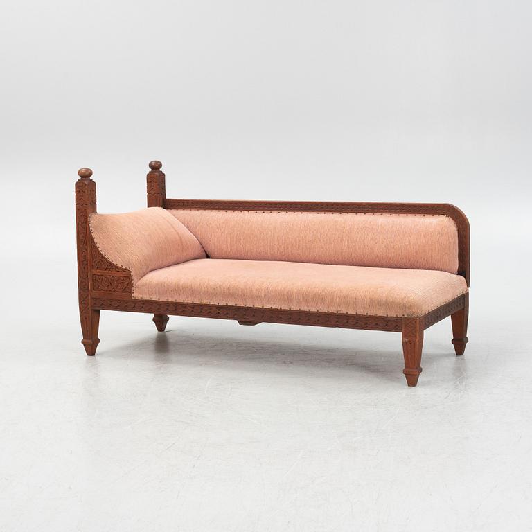 A daybed, around the year 1900.