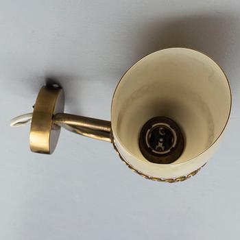 MAURI ALMARI, a mid 20th Century brass wall light from Idman, Finland.