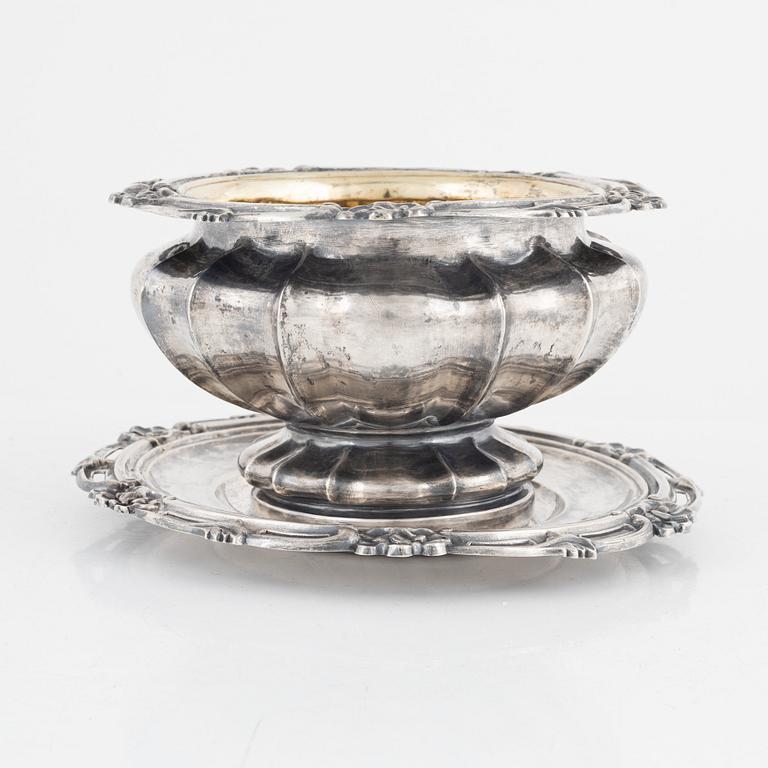 Gustaf Möllenborg, såsskål på fat, silver, nyrokoko, Stockholm 1847.