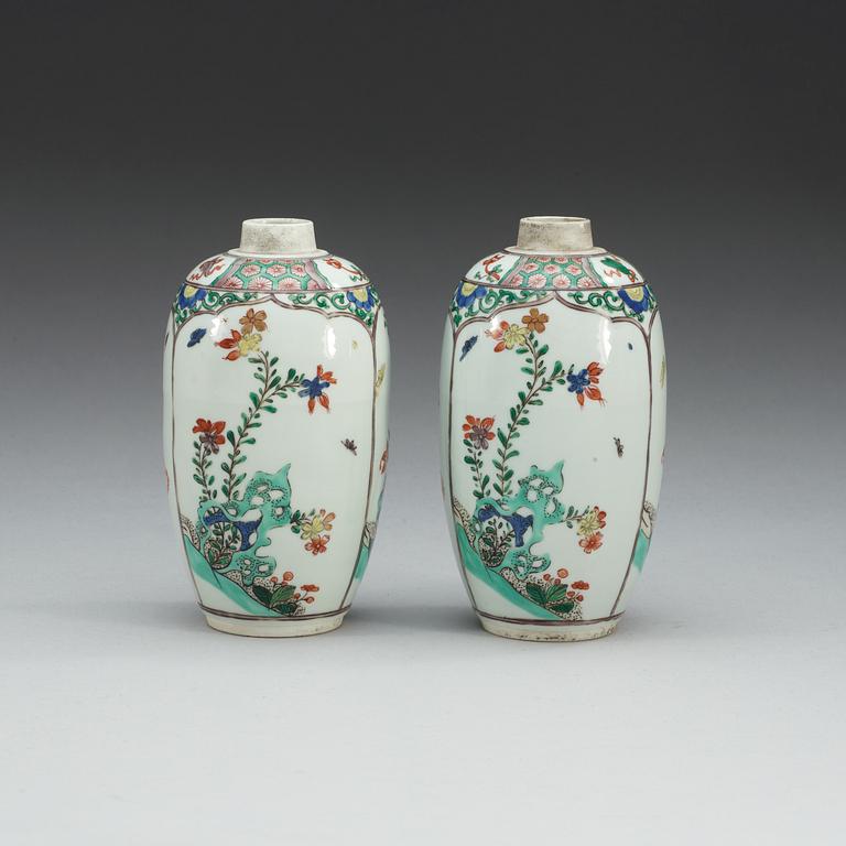 A pair of famille verte small jars, Qing dynasty, Kangxi (1662-1722).