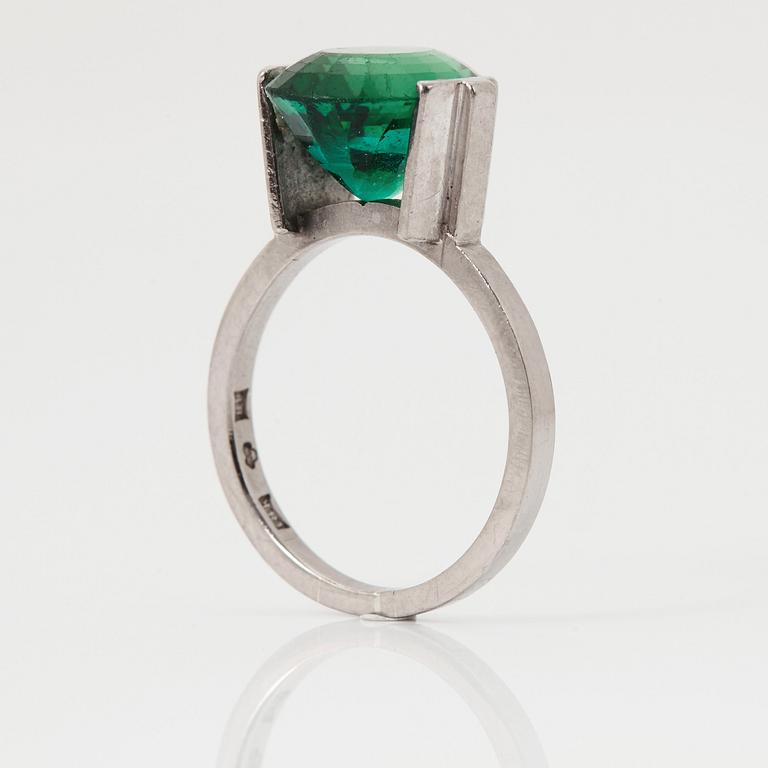 Wiwen Nilsson, an 18 k white gold ring with a facet cut turmaline, Lund 1958.