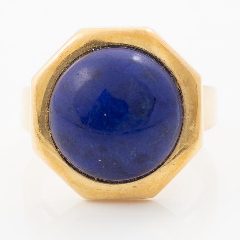 18K gold ring with lapis lazuli.