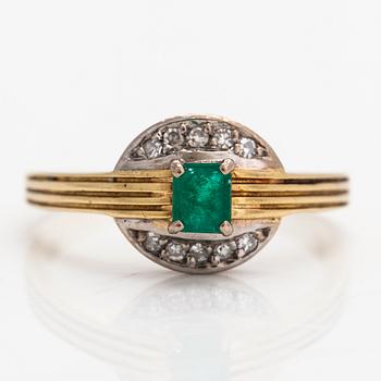 An 18K gold ring with diamonds ca. 0.10 ct in total and an emerald.