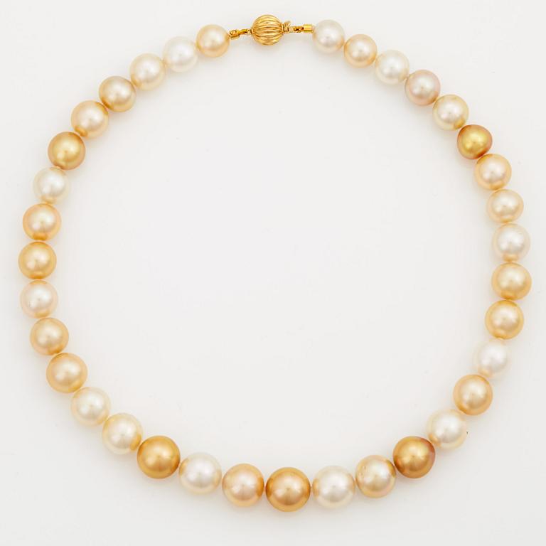 A NECKLACE of cultured South Sea pearls.