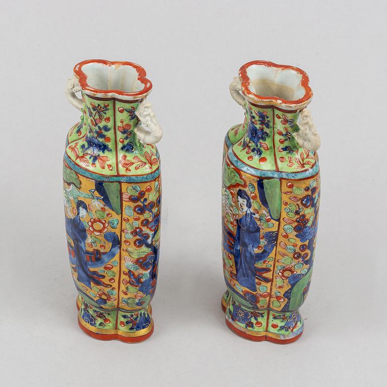 A pair of clobbered famile rose vases, Qing dynasty, Kangxi (1662-1722).