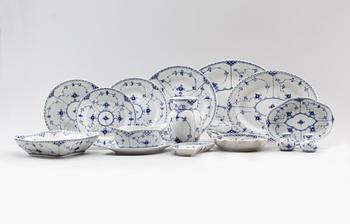 MATSERVIS, 66 delar, porslin, "Musselmalet" Royal Copenhagen.