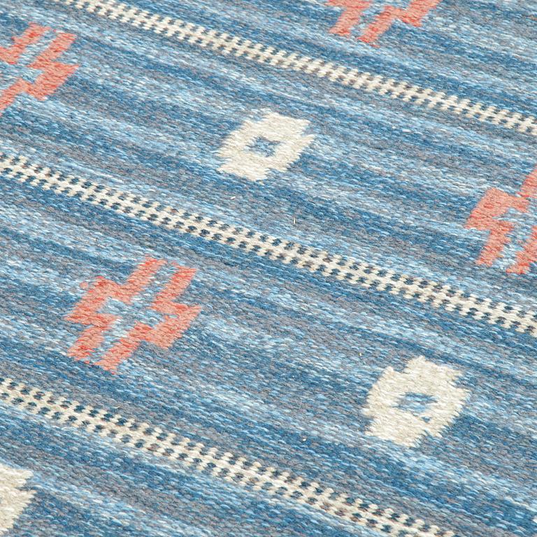 A carpet, flat weave, ca 199 x 122,5-125,5 cm, signed S.H. (possibly Svensk Hemslöjd).