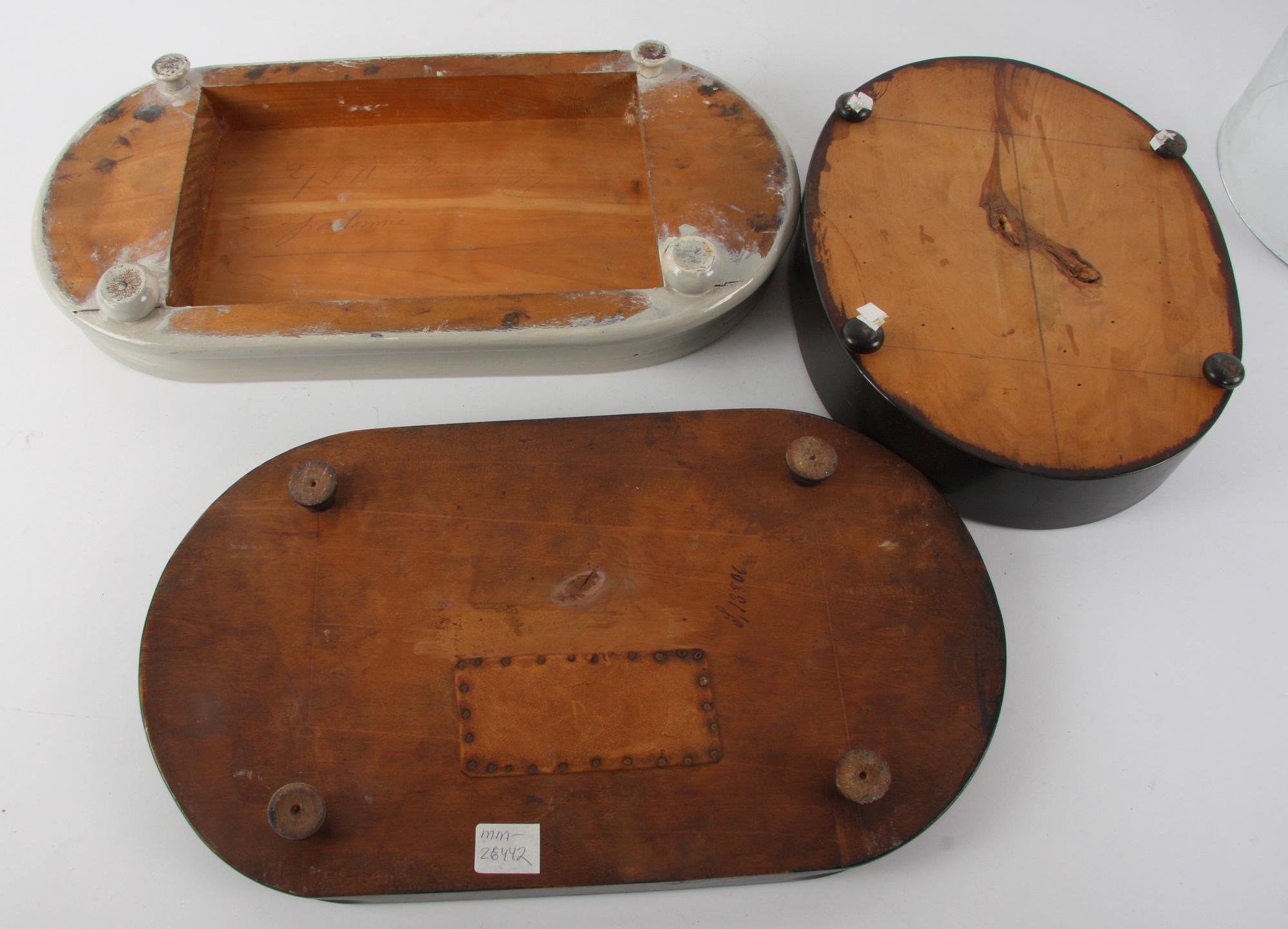 GLASKUPA PÅ SOCKEL, 1800-tal samt SOCKLAR, 2 st medföljer.