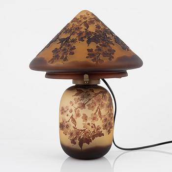 An Art Nouveau-style table lamp by Verrerie Michel, mid-20th century.