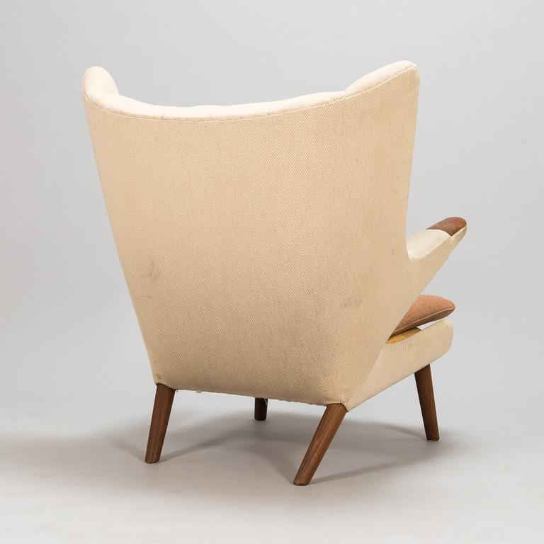 Hans J Wegner, fåtölj, "Bamse / Papa bear", AP-Stolen, Danmark, 1950-60-tal. Modellen formgiven år 1951.