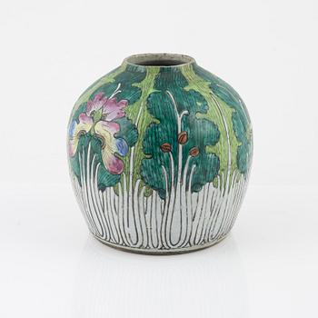 A porcelain jar, late Qing dynasty, around the year 1900.