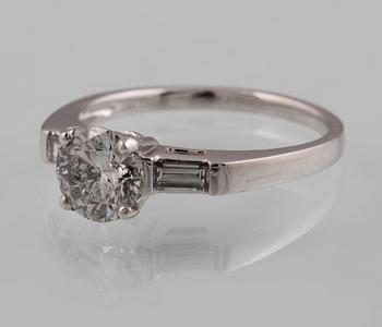 RING, 18K vitguld med briljantslipad diamant ca 1.05 ct samt 2 baguettslipade diamanter ca 0.17 ct. Vikt 3,2 gram.