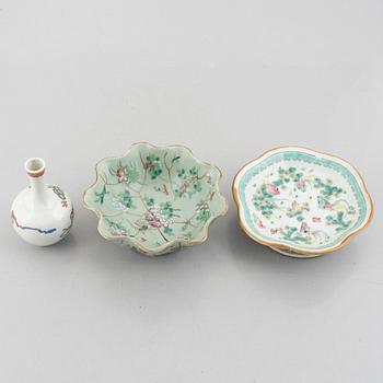 Five Chinese porcelain pieces, late Qing dynasty and 20th century.