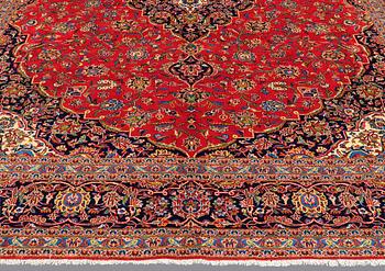 A CARPET Kashan, signed, ca 422 x 347 cm.