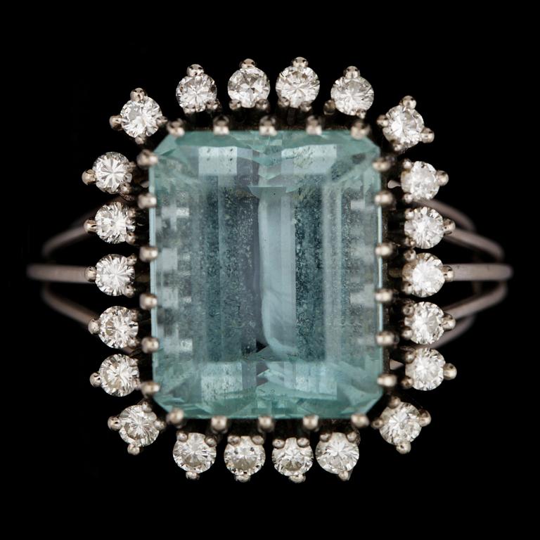 A step cut aquamarine and brilliant cut diamond ring, tot. app. 0.90 cts.