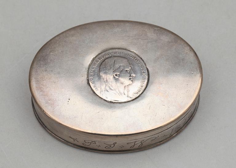 DOSA, silver, Sverige, ostämplad, graverad dat 1819. Vikt ca 135 gram.