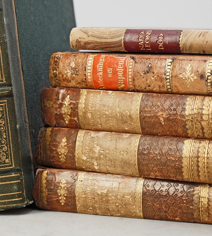 BÖCKER OM NAPOLEON, 11 vol, bla "Las Cases Dagbok öfver Napoleons enskilda lefnad och...", 8 vol i fyra, Stockholm 1823-24.