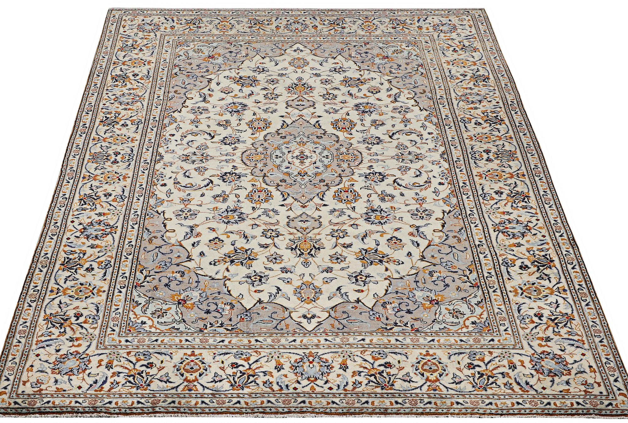 A carpet, Kashan, ca 303 x 200 cm.