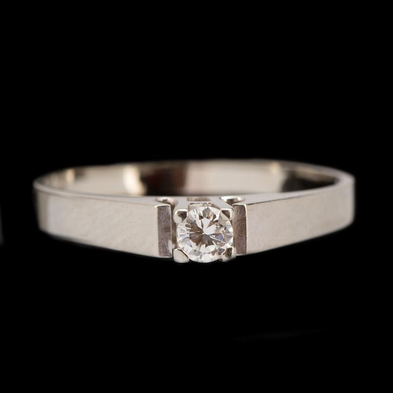 RING, 18k vitguld med briljantslipad diamant ca 0,10ct enligt gravyr. Vikt 1,5g.