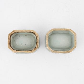 Saltkar, ett par, porslin, Kina, Qingdynastin, 1800-tal.