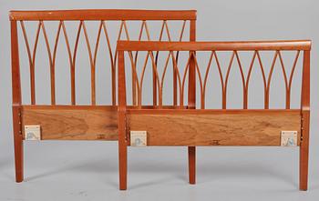 SÄNGGAVLAR, ett par, Carl Malmsten, Åfors Möbelfabrik, 1900-talets mitt.