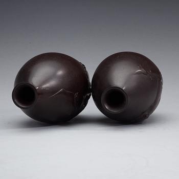 VASER, ett par, brons. Japan, Meiji (1868-1912).